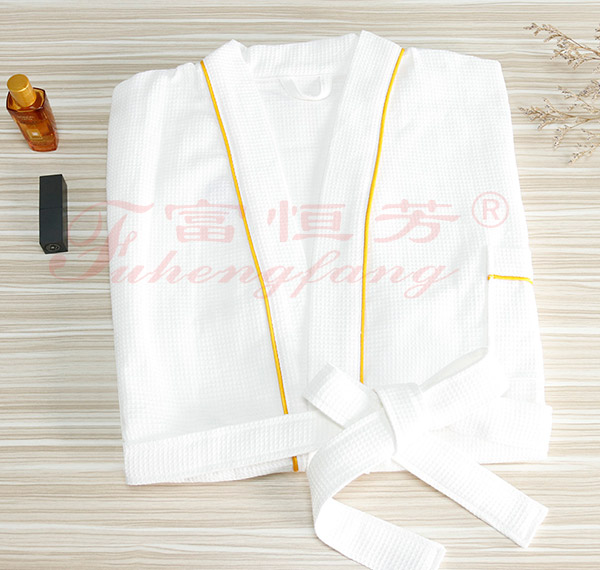 白色华夫格和服金黄色牙条有口袋浴袍